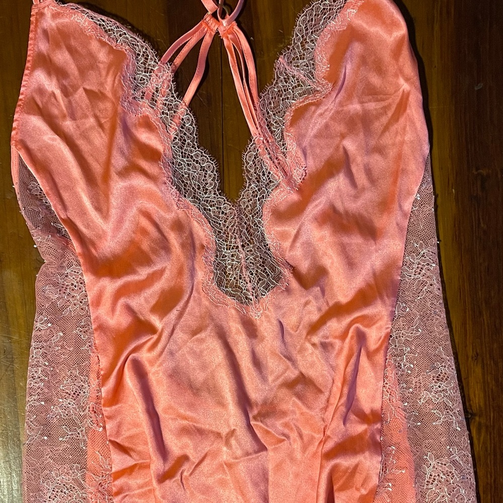 Victoria’s Secret Open Back Peach Satin and White Lace Negligée Size Medium